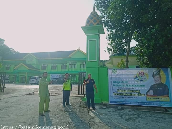 Meriahkan Hari Jadi Provinsi Kepri ke 19, Kemenag Batam Pasang Baleho