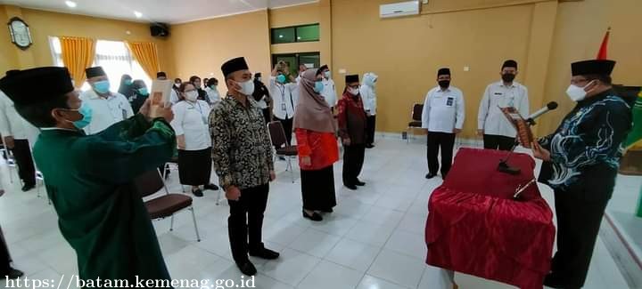 Kakankemenag Batam Lantik Jabatan Pengawas dan KAUR Tata Usaha