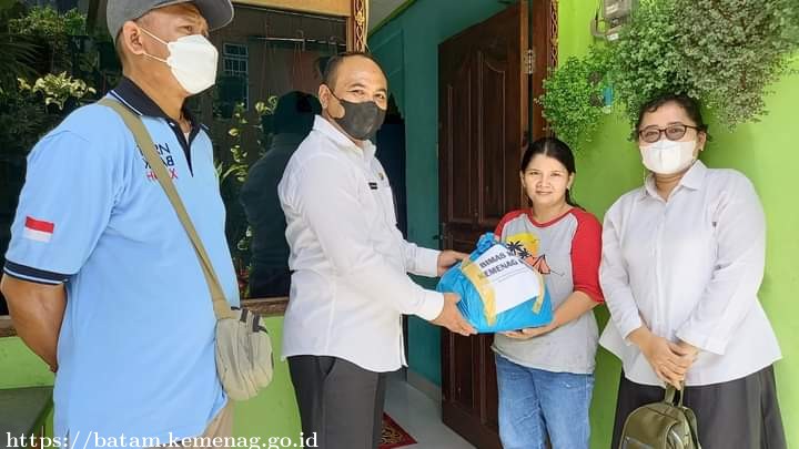 Bimas Hindu Kemenag Batam Berbagi