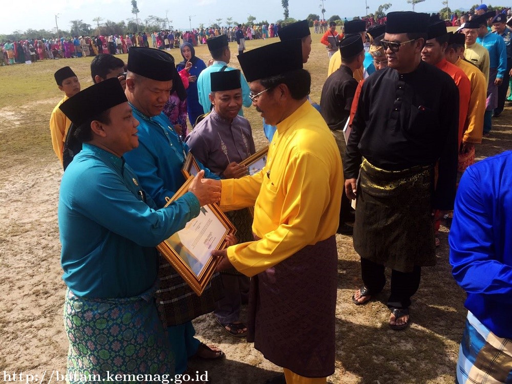 Gubernur Kepri Serahkan Penghargaan KUA Teladan II Nasional Tahun 2017