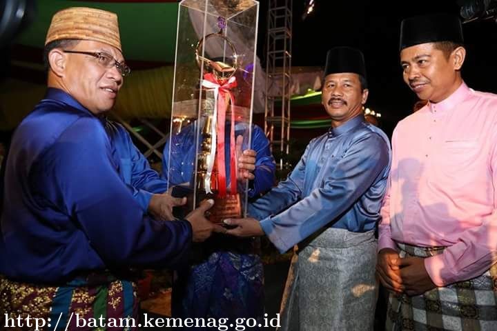 Walikota Batam Serahkan Piala Bergilir MTQ ke VII