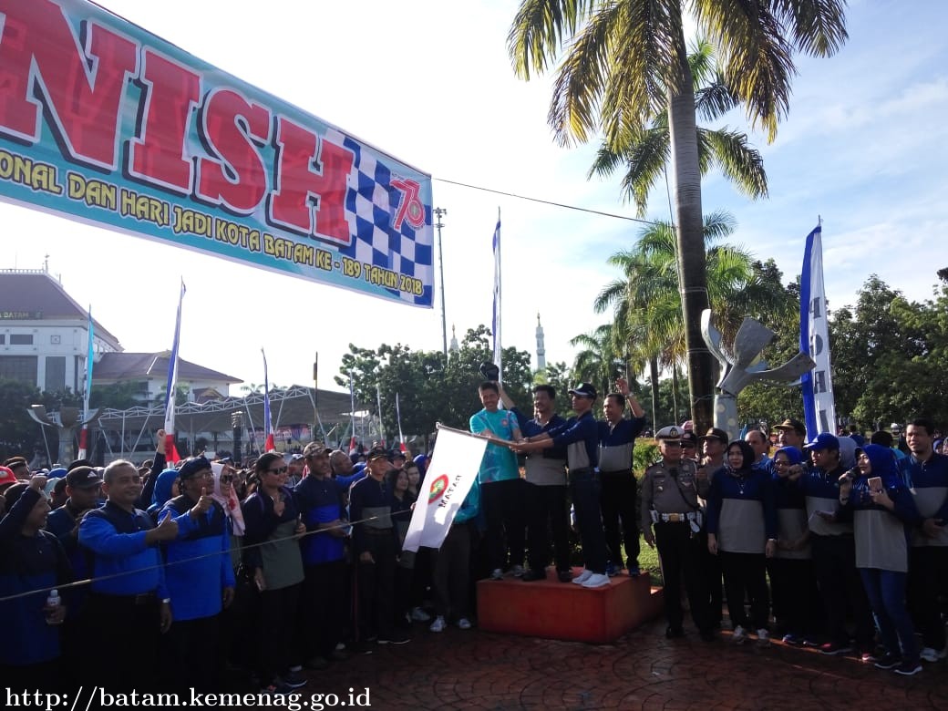 Gerak Jalan HUT PGRI Ke 73 Di Ikuti Ribuan Peserta