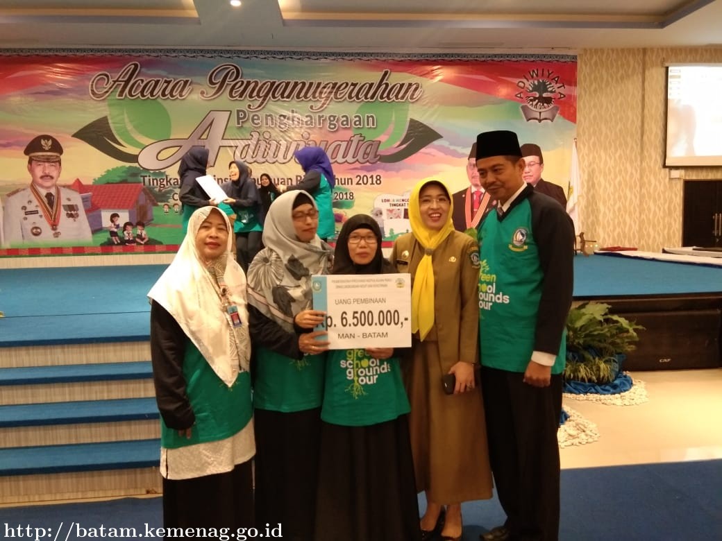 MAN Batam Terima Penghargaan Adiwiyata Nasional
