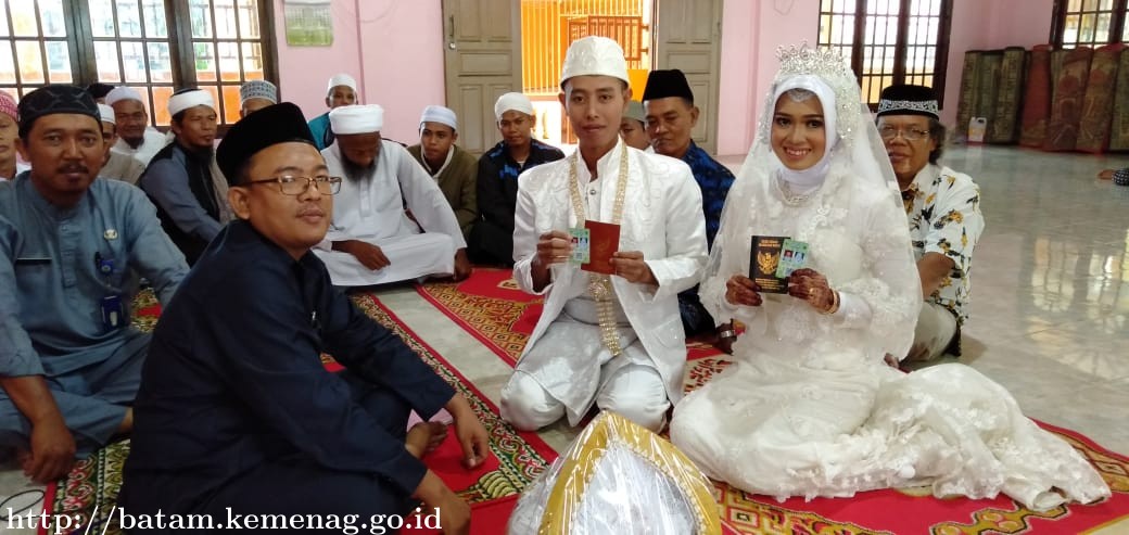 KUA Bulang Serahkan Kartu Nikah Perdana