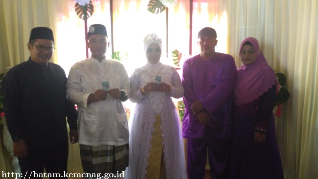 KUA Belakang Padang Serahkan 2 Pasang Kartu Nikah
