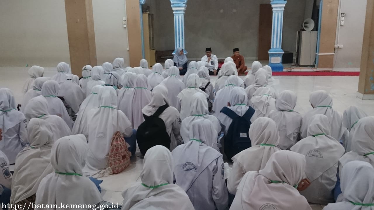 Kakankemenag Tinjau UNBK di MAN Batam