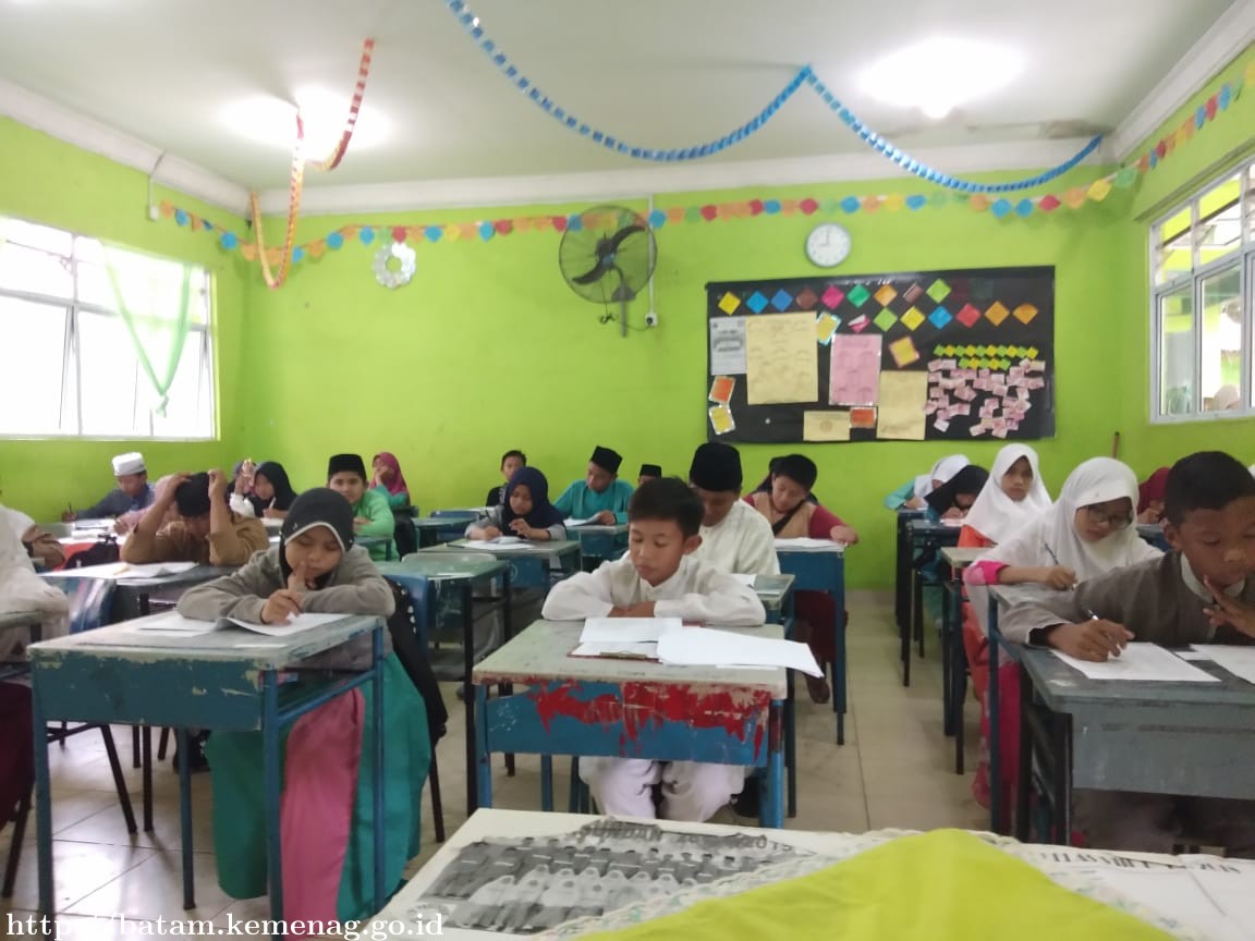 Ratusan Calon Siswa Baru MTs USB Filial MTsN 1 Batam Ikuti Test Tertulis