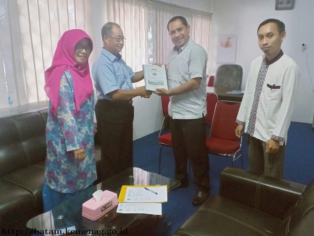 Badan Publik Kemenag Batam Serahkan 1 Bundel Jawaban Atas Kuesioner Penilaian Mandiri Keterbukaan Informasi Publik Tahun 2019