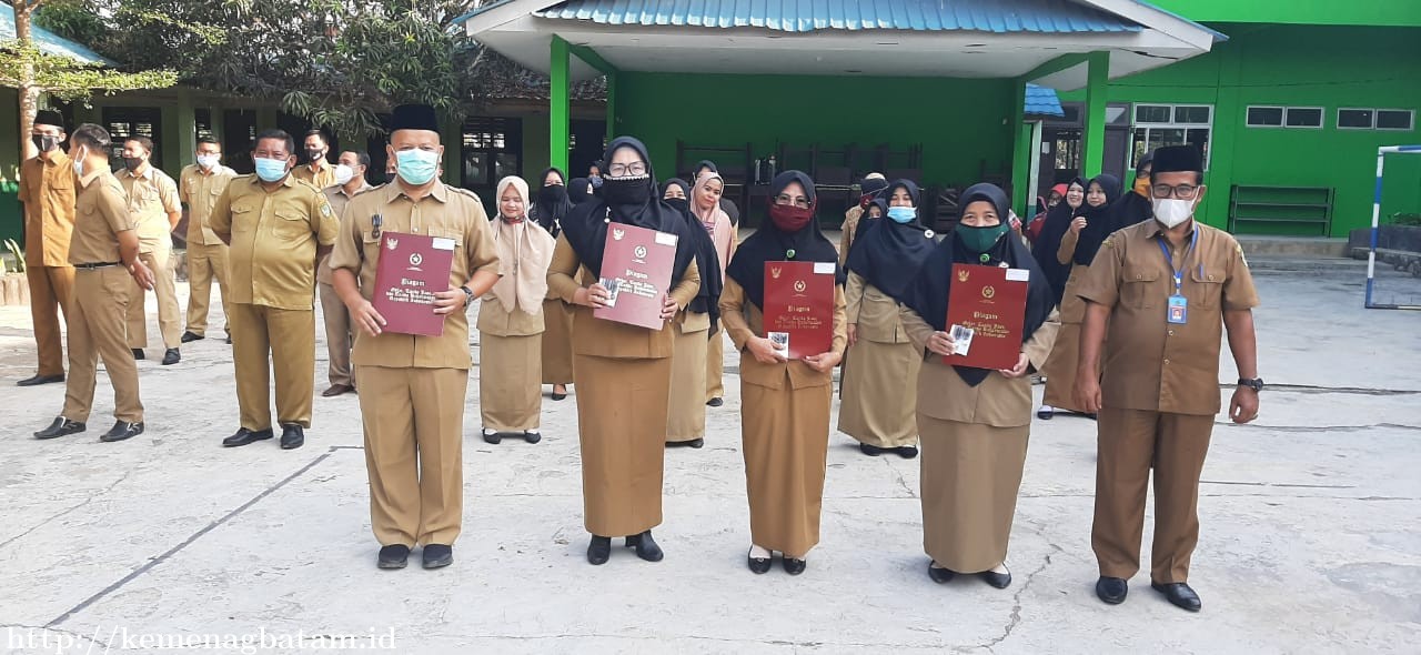4 Guru MIN 2 Batam Terima Satyalencana Karya Satya