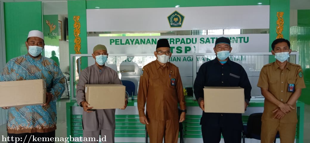 Melalui FKPP, Kemenag Batam Serahkan 1000 Pasang Sandal