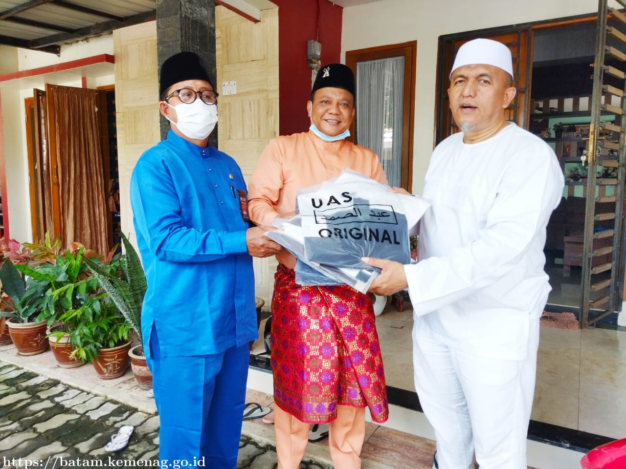 KUA Belakang Padang Terima Bingkisan Walikota Bukit Tinggi Melalui Jaringan UAS Original Store