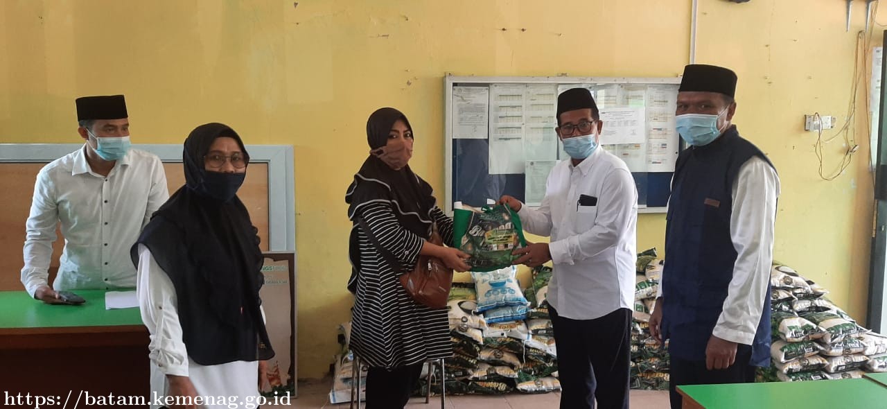 UPZ MIN 2 Batam Salurkan Paket Sembako Bagi Guru dan Siswa