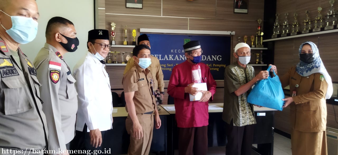 Jelang Idul Fitri 1442 H, Pengurus Masjid dan Mushalla se Kecamatan Belakang Padang Terima Masker dan Handsanitizer