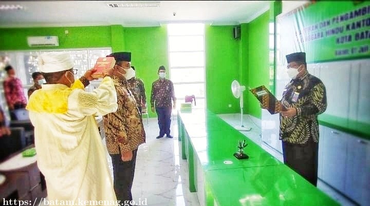 Kakankemenag Batam Lantik Penyelenggara Hindu