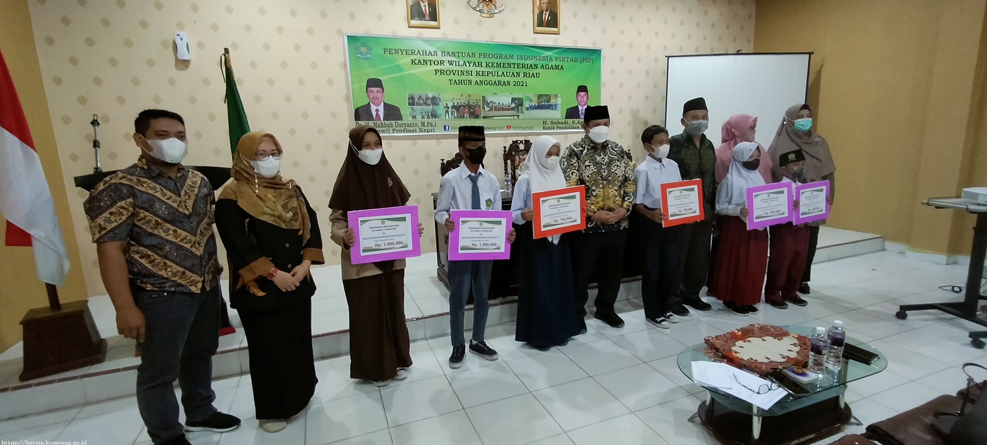Kanwil Serahkan Bantuan PIP Tahap 2 Secara Simbolis