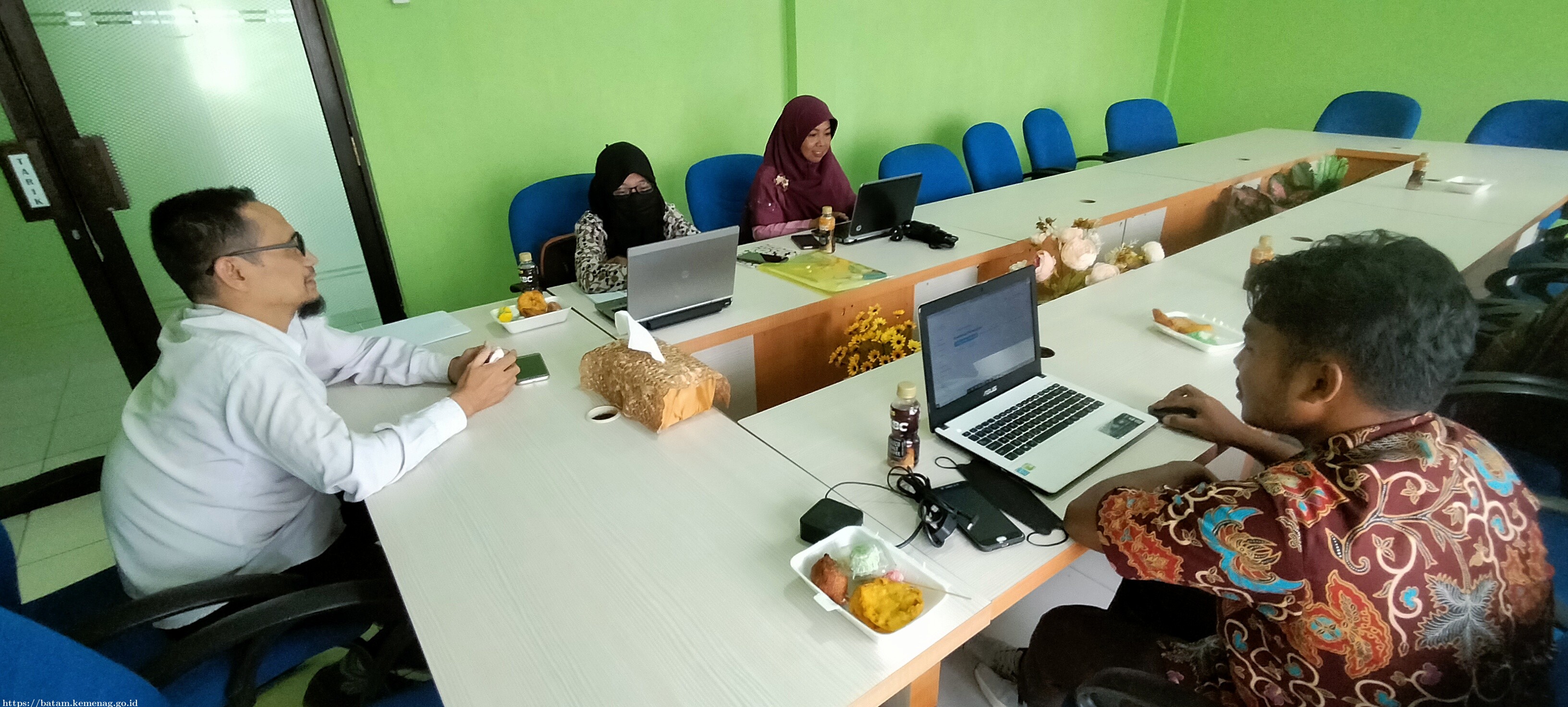 Operator Emis Kemenag Batam Lakukan Pendampingan Update Data Rombongan Belajar