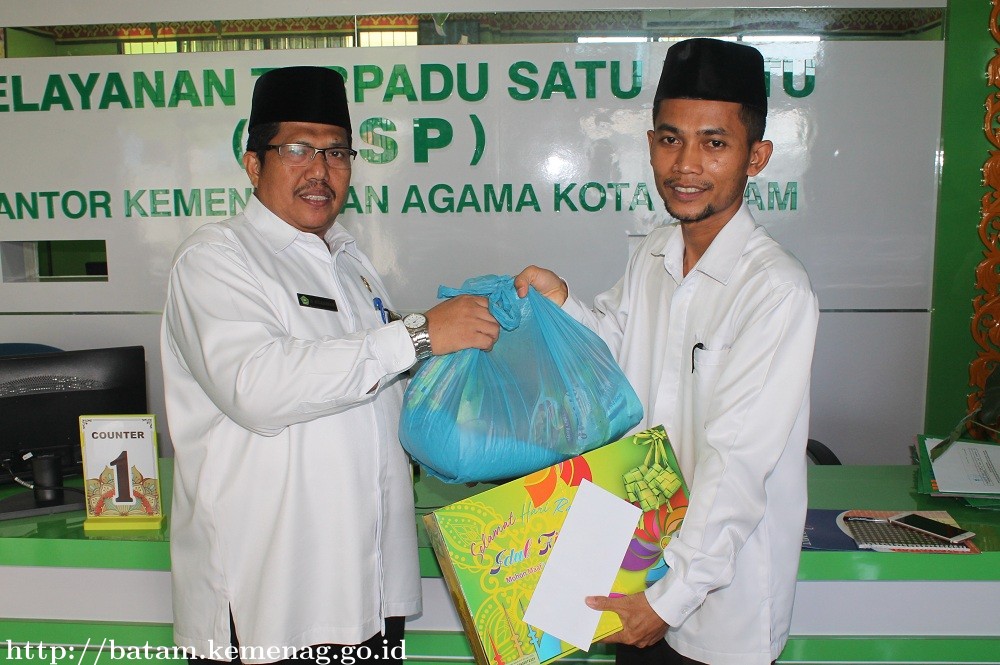 Kemenag Batam Serahkan Bantuan Untuk Tenaga Honorer Kantor