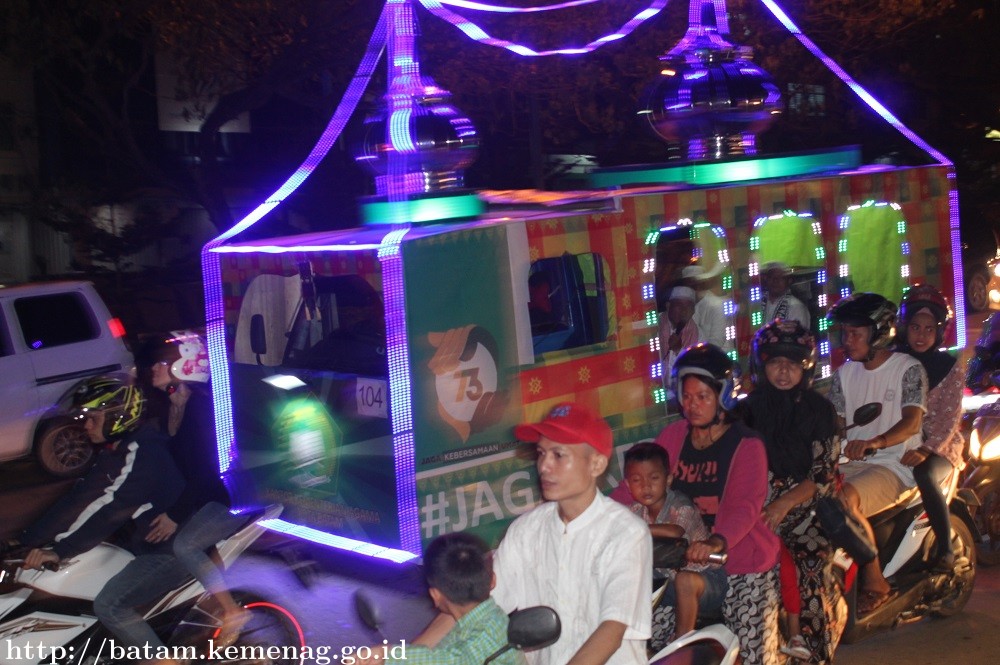 Mobil Hias Kemenag Batam Ramaikan Pawai Takbir