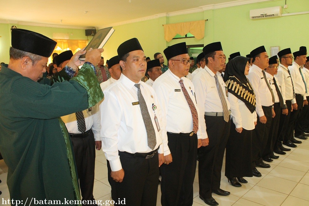 Kakankemenag Batam Lantik Sejumlah Pejabat Eselon IV dan V