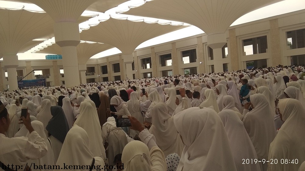 Puluhan Ribu Jamaah Padati Masjid Terbesar di Sumtera