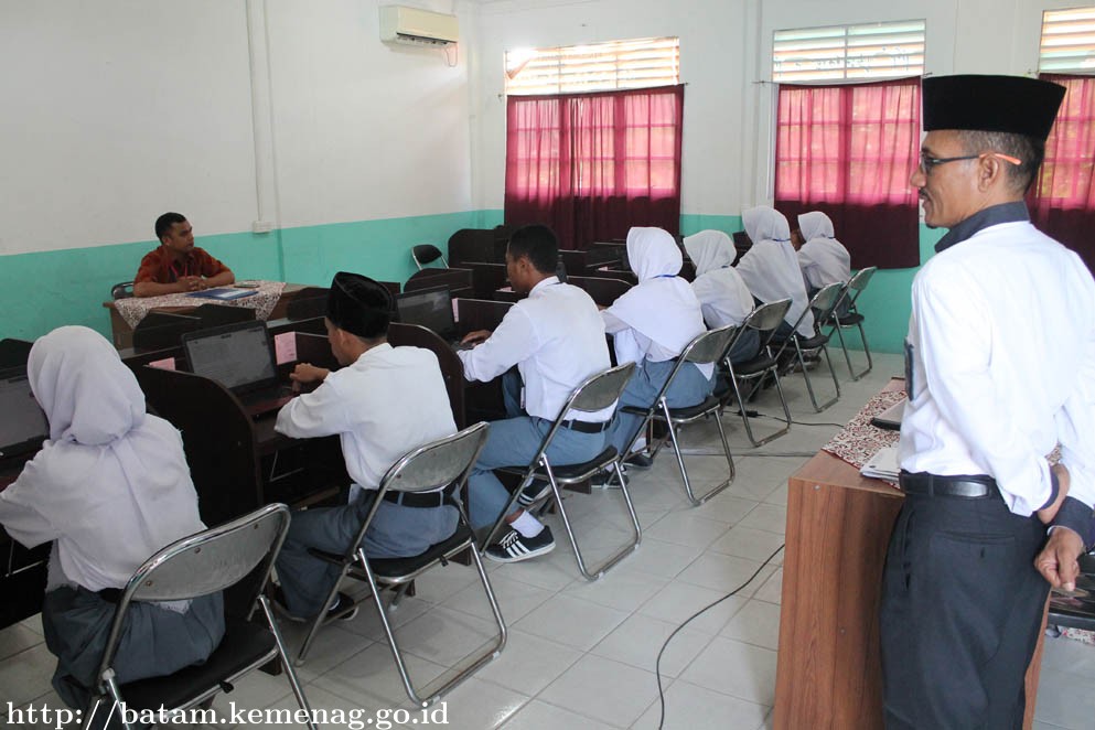 Hari Pertama UNBK, Kasi Penmad Lakukan Monitoring Ke Belakang Padang