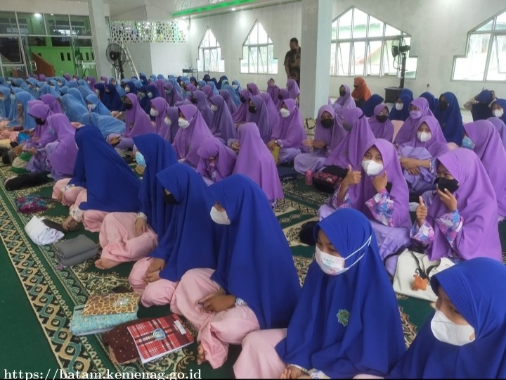 Kemenag Batam Berikan Bimbingan Perkawinan Pranikah Remaja di MA USB
