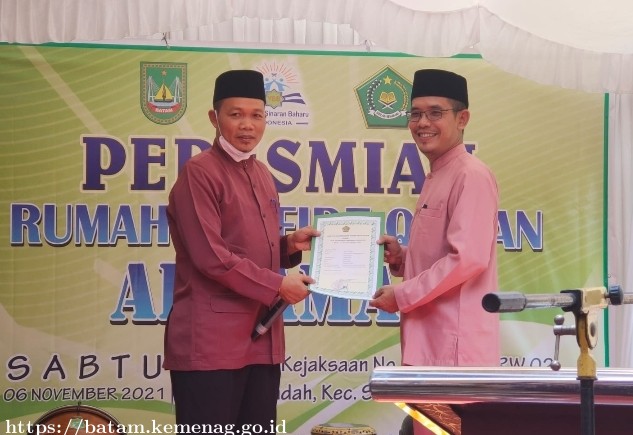Kemenag Batam Serahkan Izin Operasional RTQ Al Amal