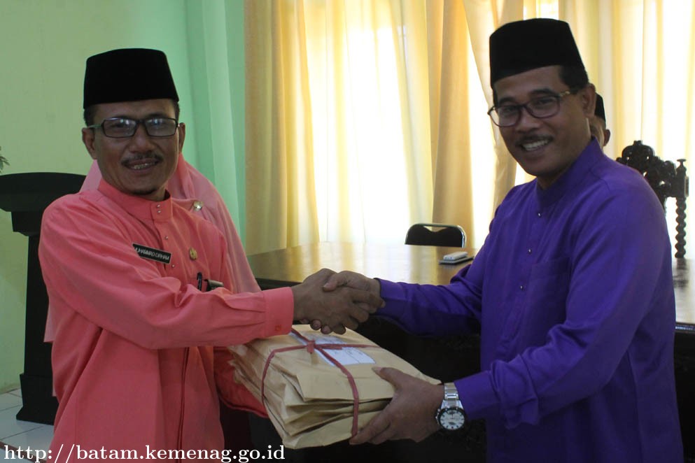 Kasi Penmad Kemenag Batam Serahkan Soal UAMBD MI