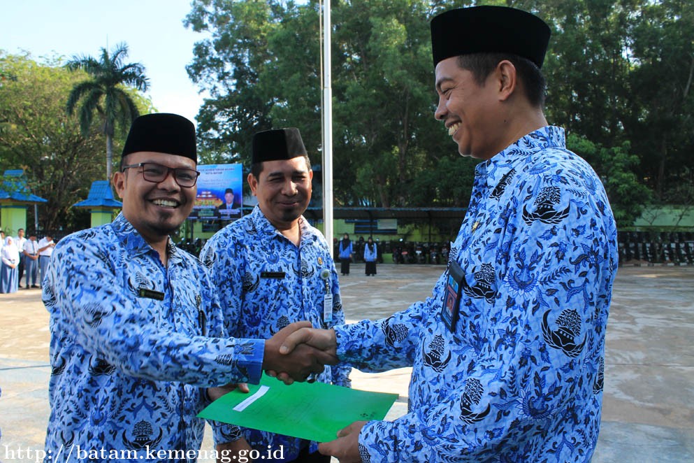Kemenag Serahkan SK Kenaikan Pangkat dan SK Mutasi