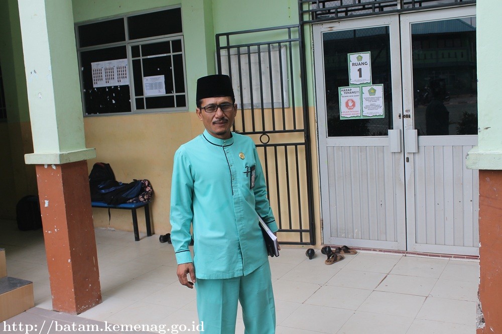 Kasi Penmad Kemenag Batam Tinjau UNBK di MA USB Filial MAN Batam