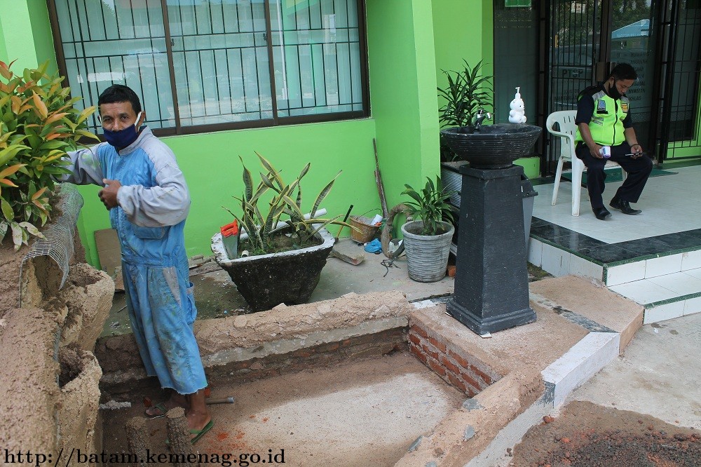Selain Tanaman Hias, Kemenag Batam Lengkapi Dengan Kolam Ikan