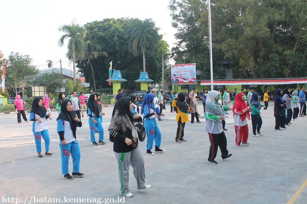 Kemenag Gelar Senam Bersama Pegawai BSM Batam