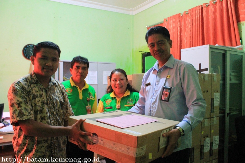 Kemenag Serahkan Bantuan 44 Unit Komputer