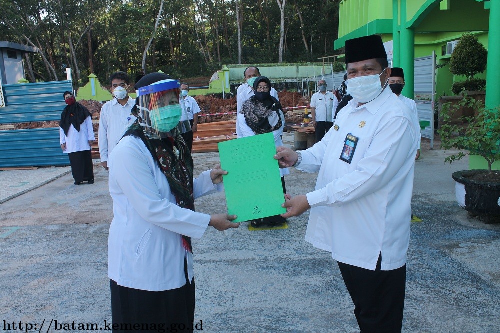 Kemenag Serahkan SK Purna Tugas Guru MTsN 1 Batam