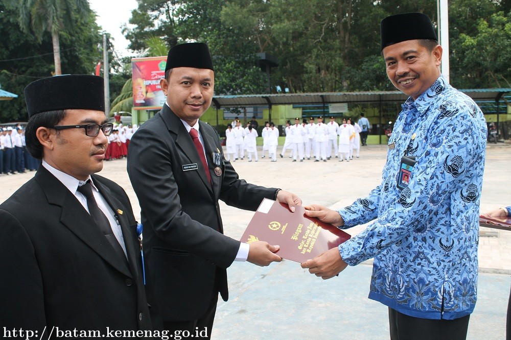 13 ASN Kemenag Batam Terima Tanda Kehormatan Satyalancana Karya Satya