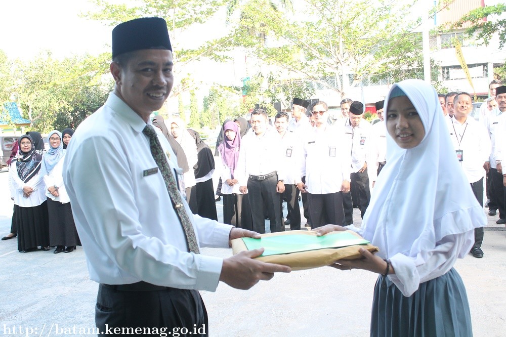 Kemenag Batam Serahkan Sertifikat Praktek Dunia Kerja