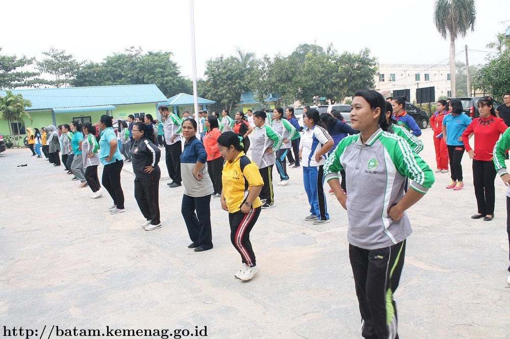 Puluhan Guru PAK Ikuti Senam Pagi di Kemenag Batam
