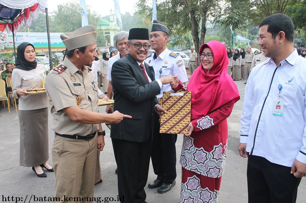 Sempena HUT Agraria dan Tata Ruang Nasional ke 59, Kasubag TU Terima Dua Sertifkat Dari BPN