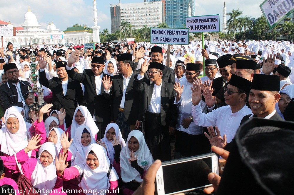 Ribuan Santri Padati Lapangan Engku Putri Batam