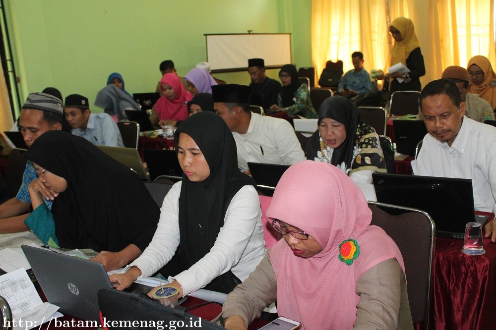 Puluhan Guru MI Se Kota Batam Laksanakan Pembuatan Soal PAS Ganjil PAI