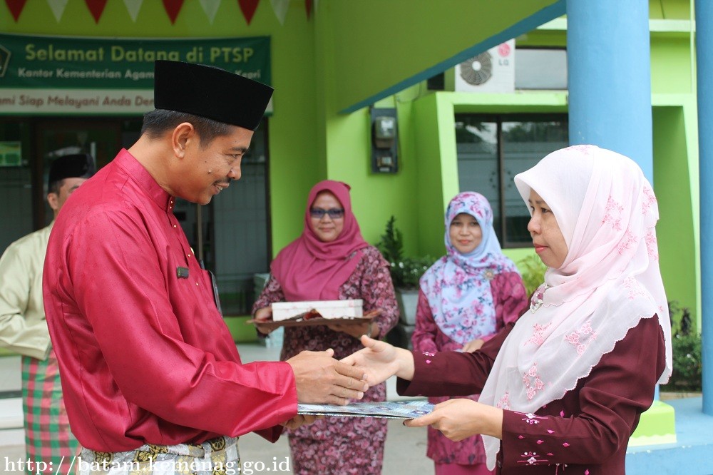 Kakankemenag Batam Serahkan SK Pindah Tugas Pegawainya