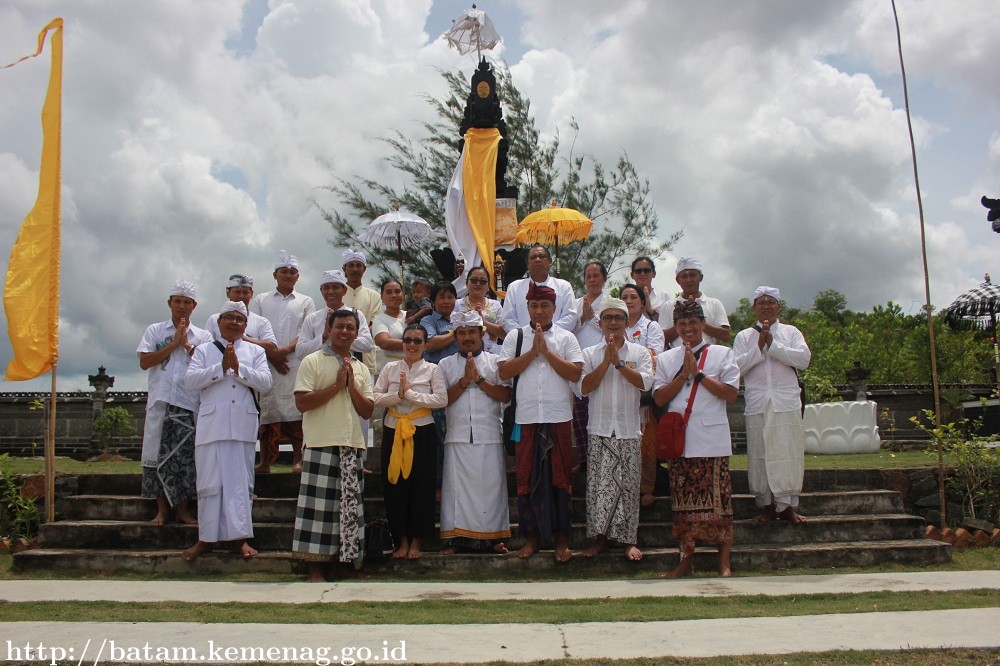 Umat Hindu Kota Batam Kunjungi Tempat Suci Di Bintan