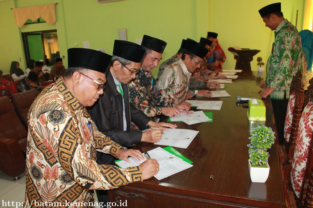 Sejumlah Pejabat Kemenag Batam Lakukan Penandatanganan Pakta Integritas dan Perjanjian Kinerja