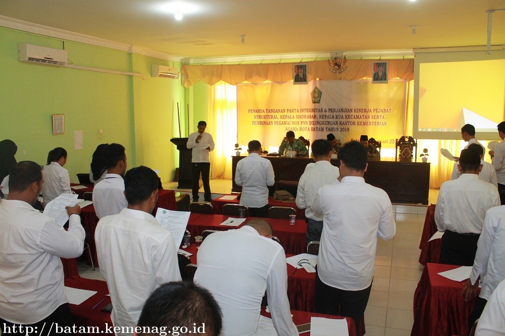 Puluhan Honorer Kemenag Batam Baca Pakta Integritas dan Kontrak Kerja Secara Bersama-Sama