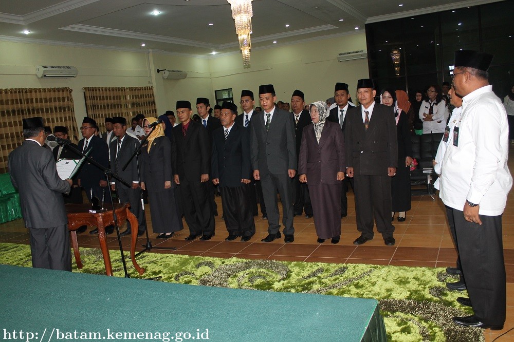 Kakanwil Kemenag Kepri Lantik 17 Pejabat Struktural dan Fungsional