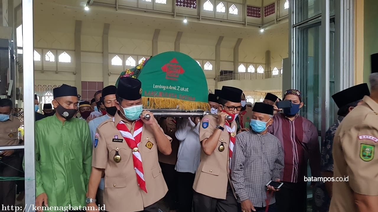 Walikota Batam Antar Jenazah Imam Masjid Agung Batam Ke Peristirahatan Terakhir