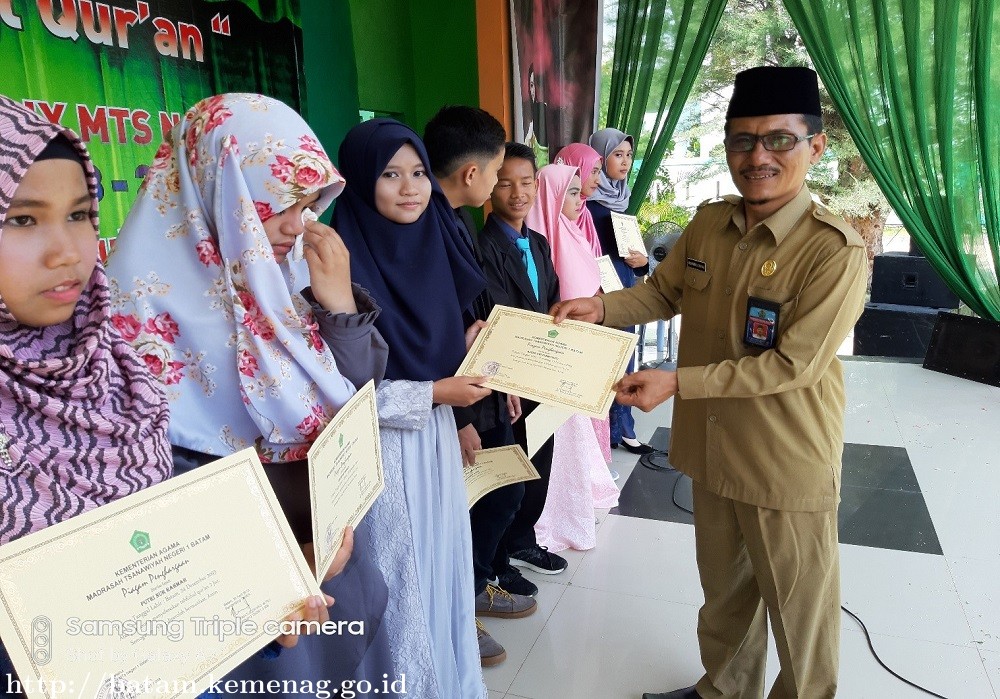 Melepas Dengan Membawa Bekal : MTS Negeri 1 Batam Melahirkan 234 Tahfizd Qur an
