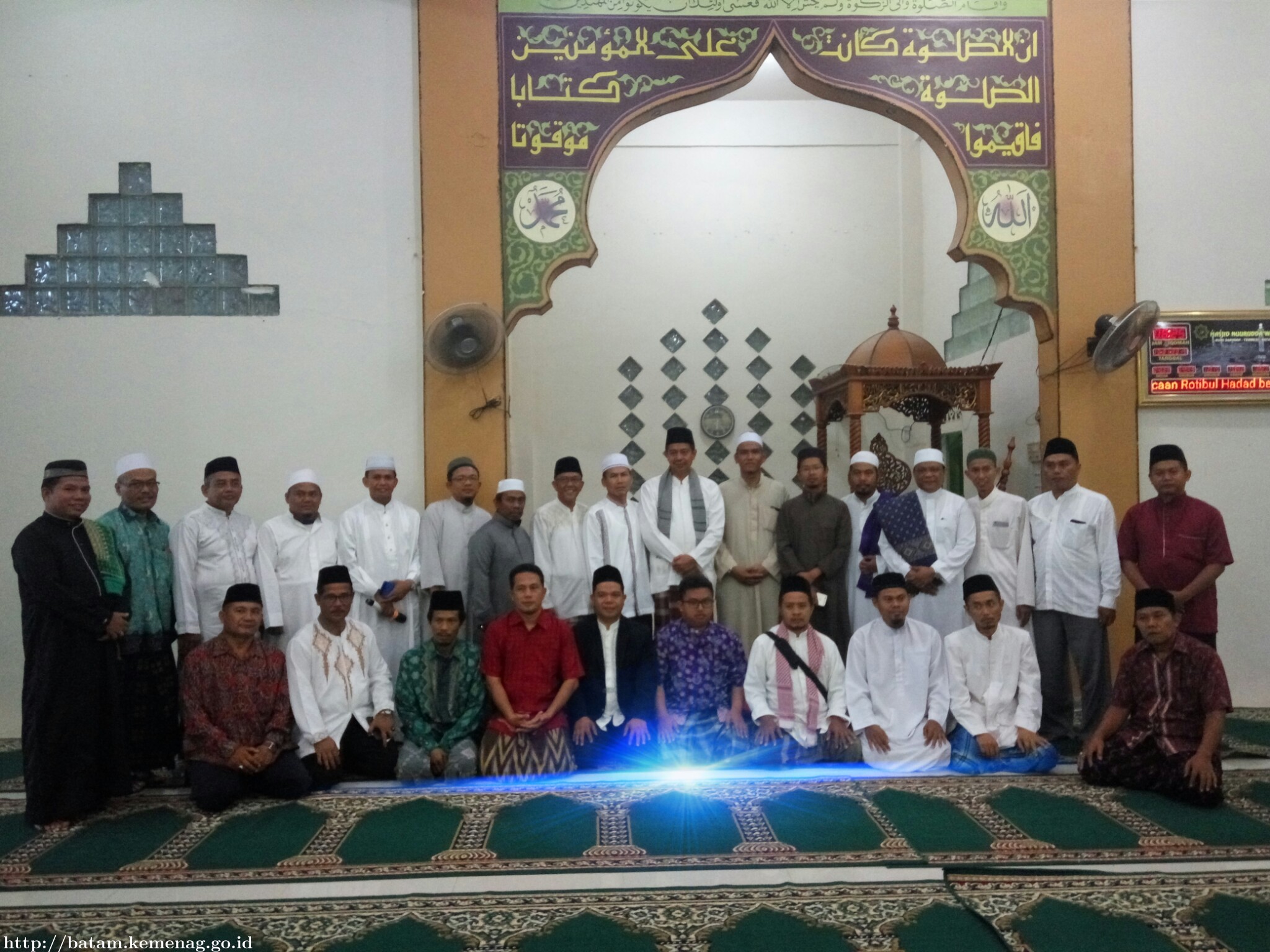 Menjadi Tauladan dan Saling Tolong-menolong