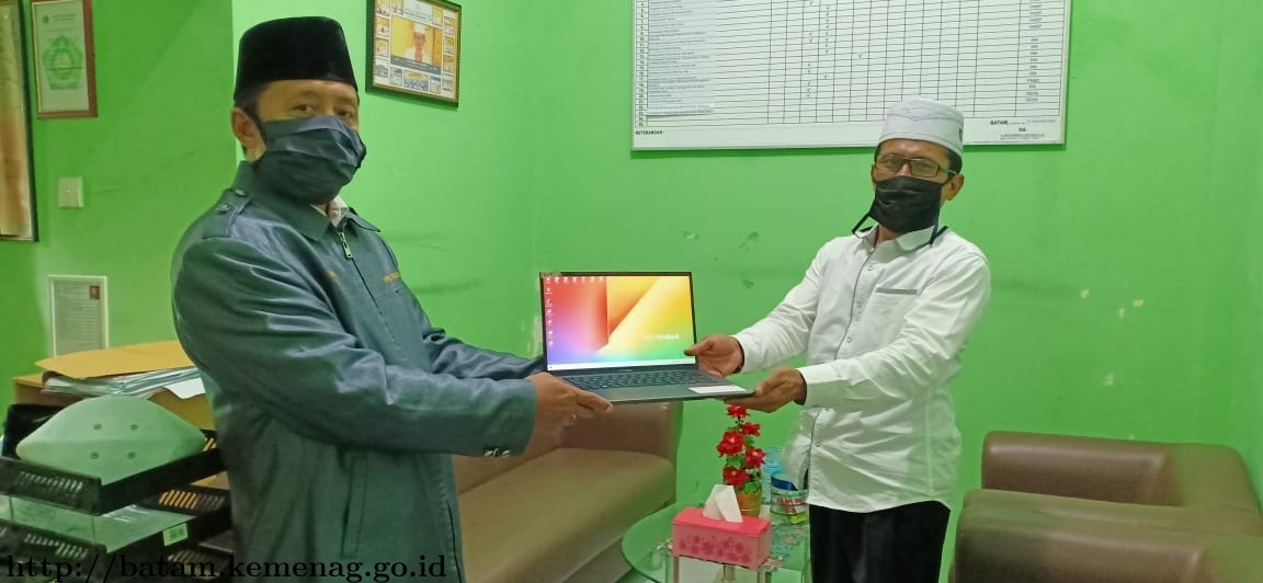 4 Penyuluh Agama Islam Fungsional Kemenag BatamTerima Laptop BMN