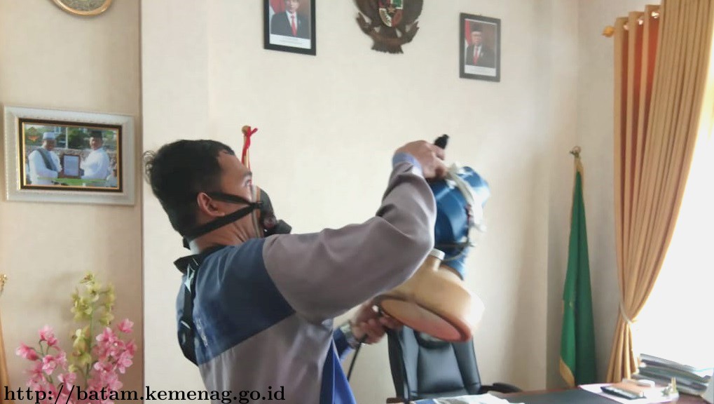 Cegah Covid 19 Kemenag Batam Lakukan Penyemprotan Disinfektan